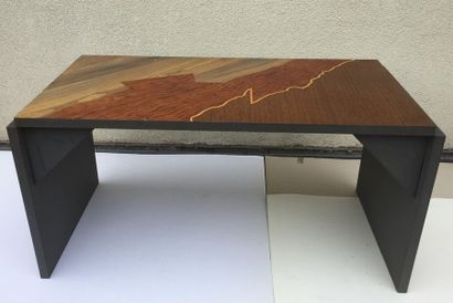 null Arlette MARTIN (née en 1924)

Table en marqueterie de bois exotiques.

42 x...