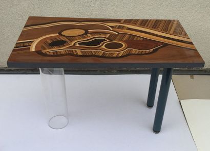 null Arlette MARTIN (née en 1924)

Table en marqueterie de bois exotiques.

42 x...