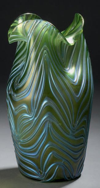 LOETZ (dans le goût de) 
Vase en verre irisé vert à application de rubans en verre...