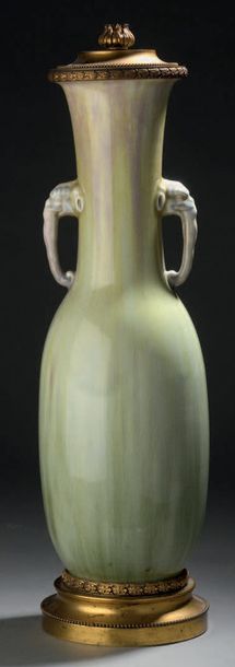 Théodore DECK (1823-1891) 
Important vase en céramique à corps ovalisé et long col...