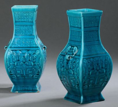 Théodore DECK (1823-1891) 
Paire de vases quadrangulaires balustre en porcelaine...