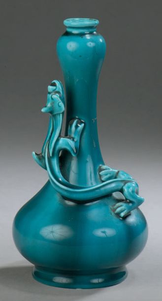 Théodore DECK (1823-1891) 
Petit vase bouteille en porcelaine à col étroit enroulé...