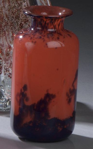 MÜLLER FRÈRES 
Vase tubulaire épaulé à col droit en verre marmoréen rouge orangé...
