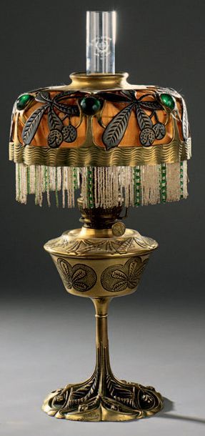Georges LELEU (1883-1961) 
Lampe à huile «aux marronniers». Piétements en bronze...