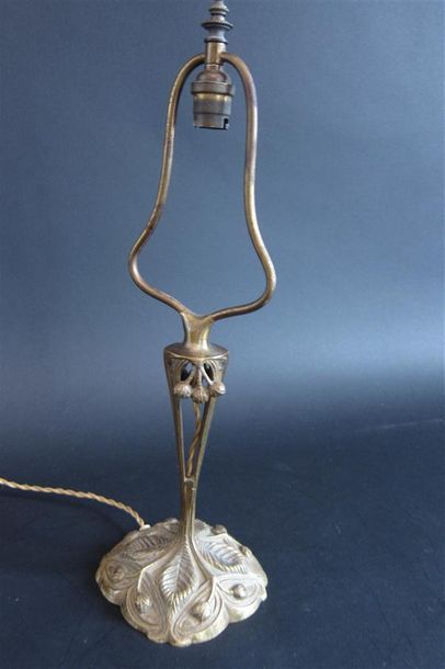 Attribué à Georges LELEU (1883-1961) 
Pied de lampe en bronze doré à décor en relief...