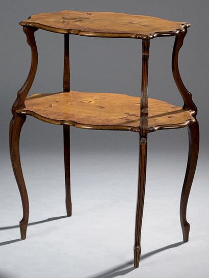 Émile GALLÉ (1846-1904) 
Table de milieu en noyer mouluré et marqueterie de bois...