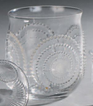 RENE LALIQUE (1860-1945) 
Gobelet «Spirale «(1925)
Épreuve en verre blanc moulé pressé...