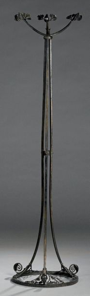 EDGAR BRANDT (1880-1960) 
Lampe de parquet en fer forgé martelé et sculpté à décor...