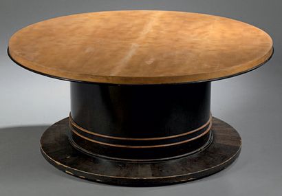 Jean PASCAUD (1903-1996) 
Table basse en bois noirci et plateau circulaire en placage...
