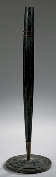 Jean PASCAUD (1903-1996) 
Lampe de parquet à corps obusal en bois noirci à deux bagues...