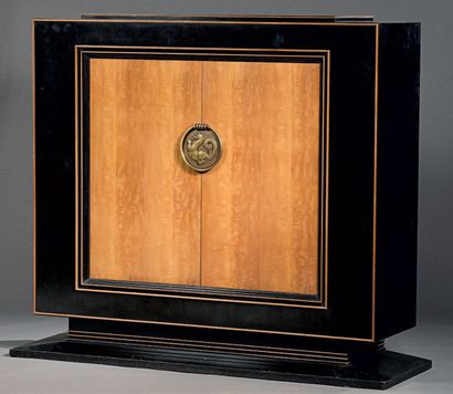 Jean PASCAUD (1903-1996) 
Cabinet à corps quadrangulaire en bois noirci et placage...