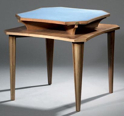 Eugène PRINTZ (1889-1948) 
Table à jeux en placage de noyer à plateau supérieur carré...