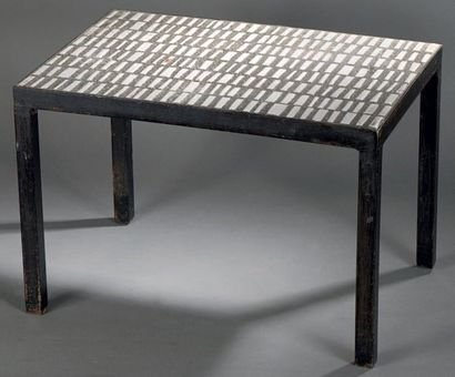 Georges JOUVE (1910-1964) 
Table basse à structure en fer patiné noir à plateau rectangulaire...