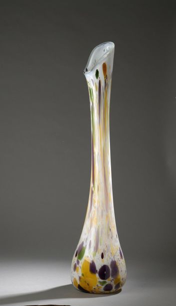 TRAVAIL ÉTRANGER 
Grand vase à long col en verre soufflé multicolore.
H. 99 cm
