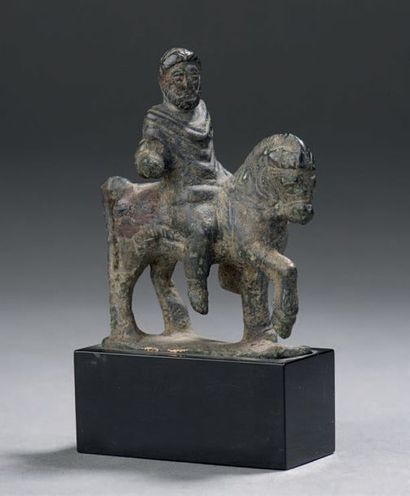 null Cavalier barbu.
Bronze à patine noire. Europe de l'Est, IIIe siècle.
H: 6 c...