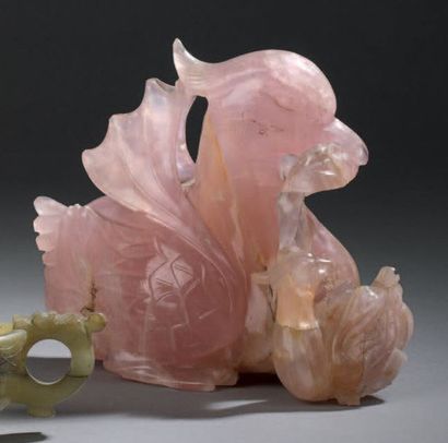 CHINE - Début XXe siècle 
Groupe en quartz rose, canard posé avec son petit.
Accidents...