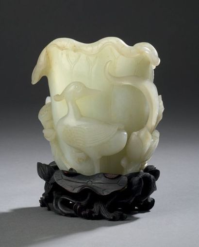 CHINE - XVIIIe siècle 
Vase en forme de feuille de lotus à décor sculpté en relief...