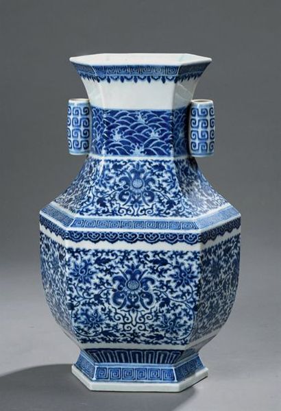 CHINE - XIXe siècle 
Vase de forme hexagonale en porcelaine décorée en bleu sous...