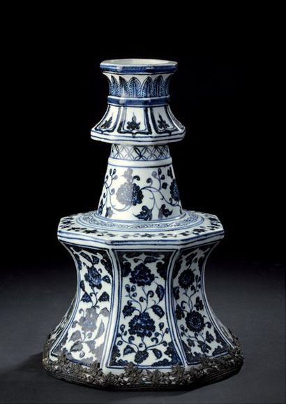 CHINE - XXe siècle, dans le style Yuan 
Bougeoir en porcelaine, de forme octogonale...