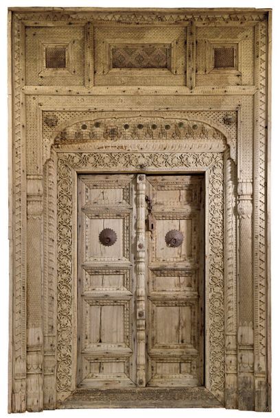 INDE - Fin XIXe siècle 
Importante porte en bois sculpté sur le cadre d'une frise...