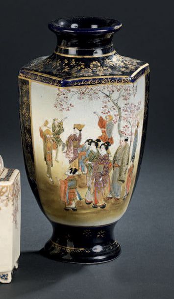 JAPON, Fours de Satsuma - Époque Meiji (1868-1912) 
Vase de forme hexagonale en faïence...