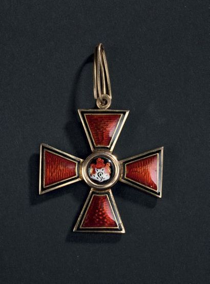 null Croix de 3e classe de l'ordre de Saint-Vladimir.
Or, émaillée, bélière poinçonnée...