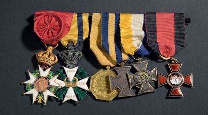 null Brochette de trois décorations et trois médailles:
- Croix d'officier de l'ordre...