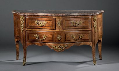 null Commode en amarante et filets d'ébène de forme galbée en façade et sur les côtés,...