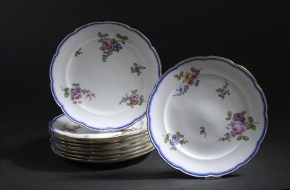 SÈVRES (GENRE DE) 
Suite de neuf assiettes en porcelaine tendre à décor polychrome...