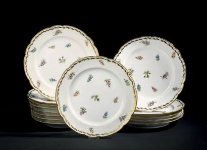 PARIS 
Suite de quatorze assiettes en porcelaine à bord contourné à décor polychrome...