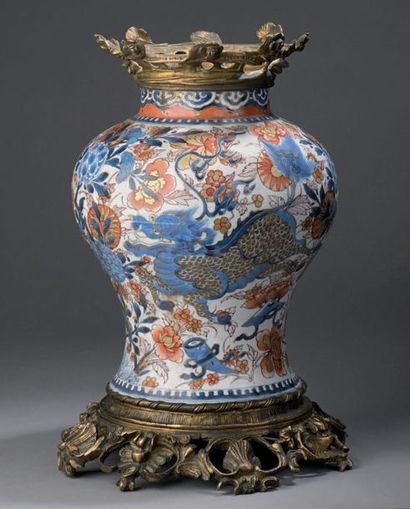 null Vase balustre en porcelaine à décor de fleurs et de dragons dans les tons imari,...