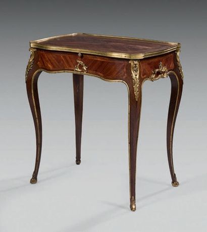 null Petite table à écrire en bois de placage à riche décor de bronze doré, à une...
