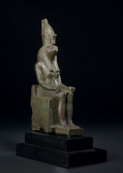 null Grande statue d'Horus assis sur un trône. Il est vêtu d'un pagne tripartite...