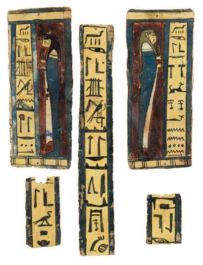 null Lot de neuf fragments de cartonnages de momies représentant les quatre fils...