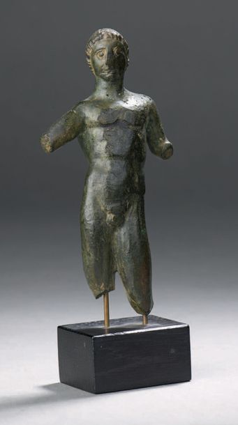 null Figurine d'athlète ou d'Hercule imberbe et nu.
Bronze à patine verte lisse.
Étrurie,...