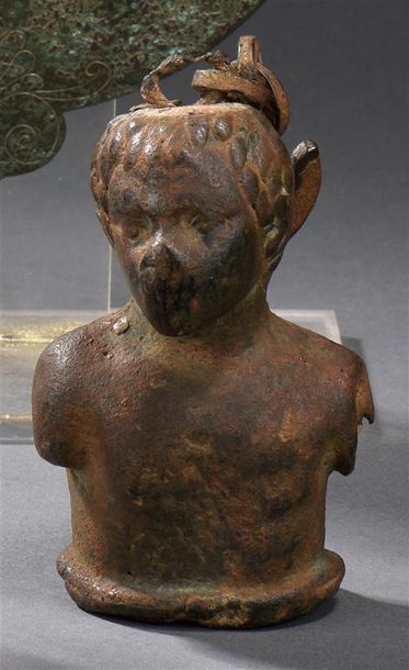 null Peson en forme de buste de jeune africain.
Bronze fourré de plomb, usure au...