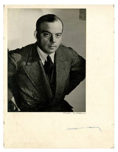 SAINT-EXUPÉRY Antoine de [Lyon, 1900 - disparu en mission, 1944], écrivain, inventeur et aviateur fr