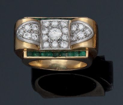 null Bague tank or jaune 18K (750°/00) et platine (950°/00) ornée de diamants ronds...