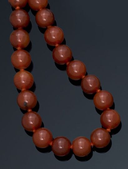 null Collier de perles de cornaline et d'agate. Fermoir en vermeil aimanté (sup....