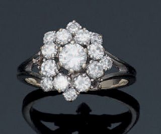 null Bague fleur en or gris 18K (750°/00) sertie de diamants ronds taillés en brillant...