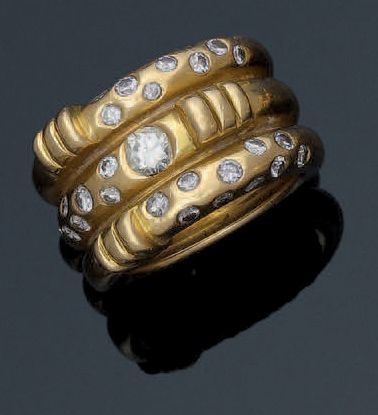 Dans le goût de PIAGET Large bague jonc en or jaune 18K (750°/00) composé de trois...