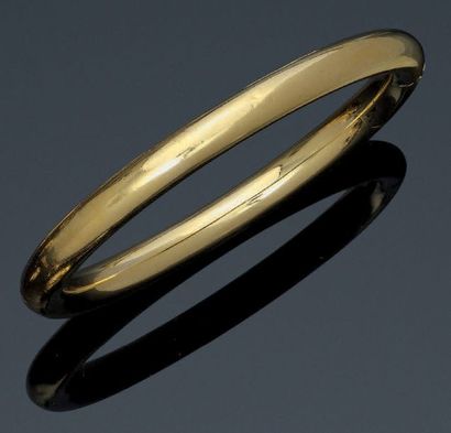 null Bracelet jonc ovale ouvrant en or jaune 18K (750°/00).
Diamètre: 7,5 cm
Poids...
