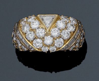 BOUCHERON Bague bandeau en or jaune 18K (750°/00) sertie de diamants sur un motif...