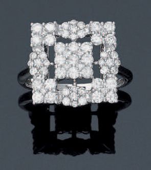 null Bague carrée ajourée en or blanc 18K (750°/00) sertie de diamants taille brillant...