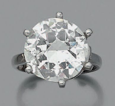 null Bague en or gris 18K (750) ornée d'un diamant demi-taille.
Poids du diamant:...