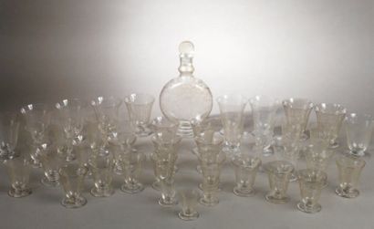 BACCARAT Partie de service de verres à pied de forme tulipe en cristal gravé à décor...