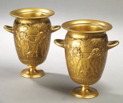 Ferdinand LEVILLAIN (1837-1905) Paire de petits vases à deux anses en bronze doré...