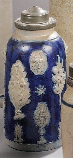 Westerwald Un pot à tabac cylindrique en grès à vernis salin à fond bleu décoré de...