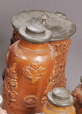 Allemagne (Westerwald) Pot à tabac cylindrique couvert en grès à vernis salin décoré...