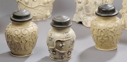 Langeais Trois pots à tabac en faïence émaillée beige décorés en relief de rinceaux...